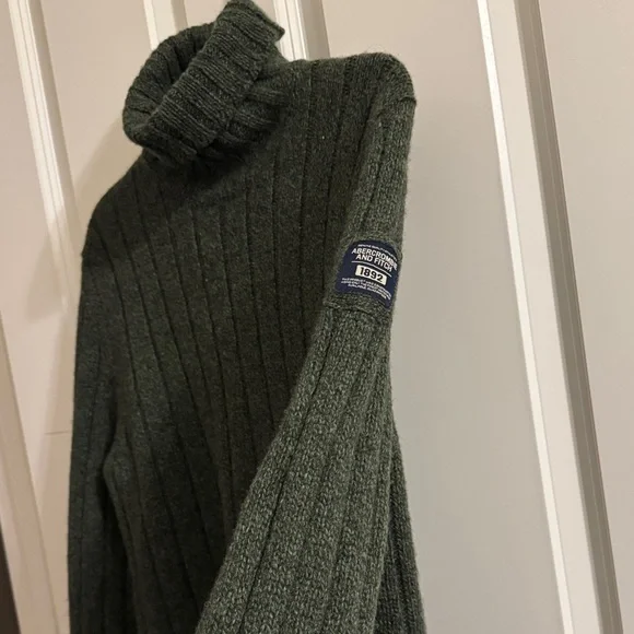 Abercrombie & Fitch Men's Olive Green Ribbed Turtleneck Sweater - Picture 7 of 10